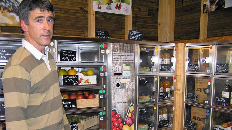 file-Jean-François Tortel a inauguré un nouveau mode de vente de ses fruits produits sur son exploitation: le distributeur automatique. La formule semble appréciée des clients qui demandent d’autres produits fermiers.