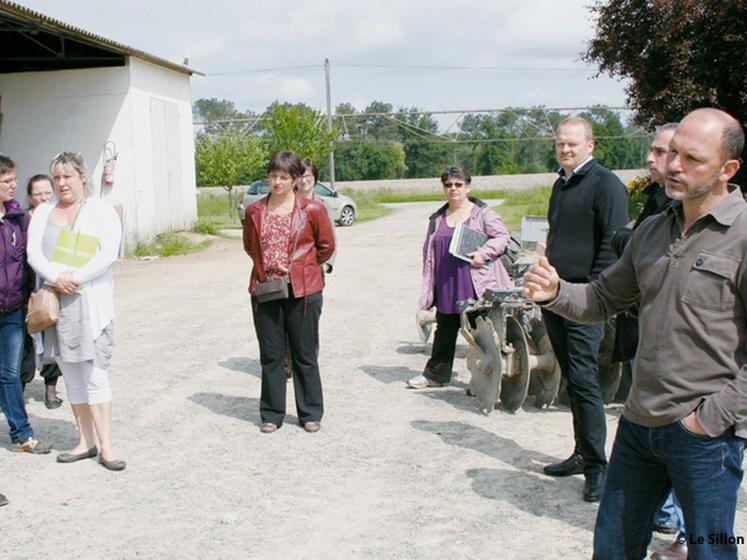 file-Au travers de visites d'exploitations (ici chez Pierre Harambat dans les Landes), les prescripteurs de l'emploi ont pu découvrir les réalités des métiers agricoles. Â© Le Sillon