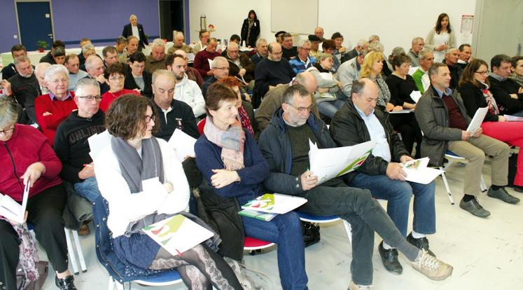 file-Que ce soit dans les Pyrénées-Atlantiques, au lycée agricole de Soeix-Oloron, ou dans les Landes à Montfort-en-Chalosse, les journées d’information sur la transmission organisées par les chambres d’agriculture d’Aquitaine ont attiré beaucoup d’agriculteur