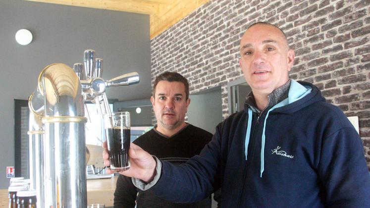 file-Après avoir vendu leur bar à Dax où ils ont pu tester leur production pendant quelques années, Gilles et Stéphane Bourdillas servent, désormais, leurs bières et sodas dans le bar accolé à la brasserie flambant neuve.