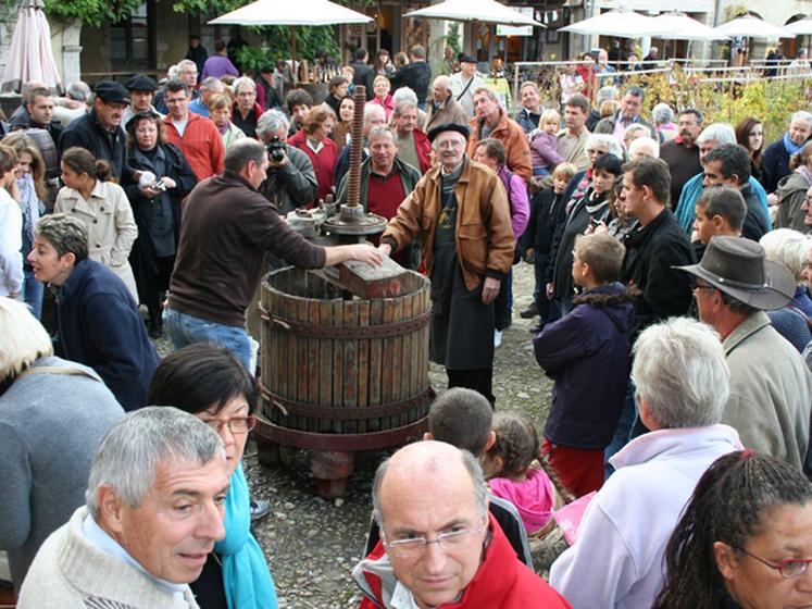 file-Après la vendange manuelle par les impétrants de la confrérie de l'Escoubade, le raisin a été pressé sous les yeux des visiteurs qui ont ensuite pu goûter le jus de cette vendange «Â royale », du nom de la place qui l'accueillait. © F.B / Le S