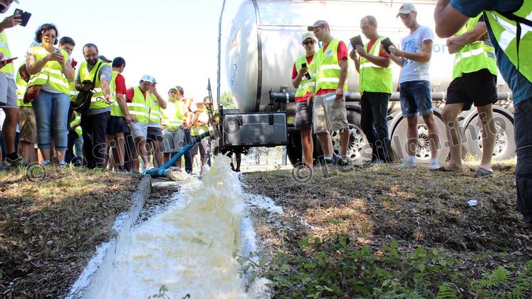 file-Un camion de lait espagnol à destination d'une usine du Massif Central a été intercepté par les syndicalistes.