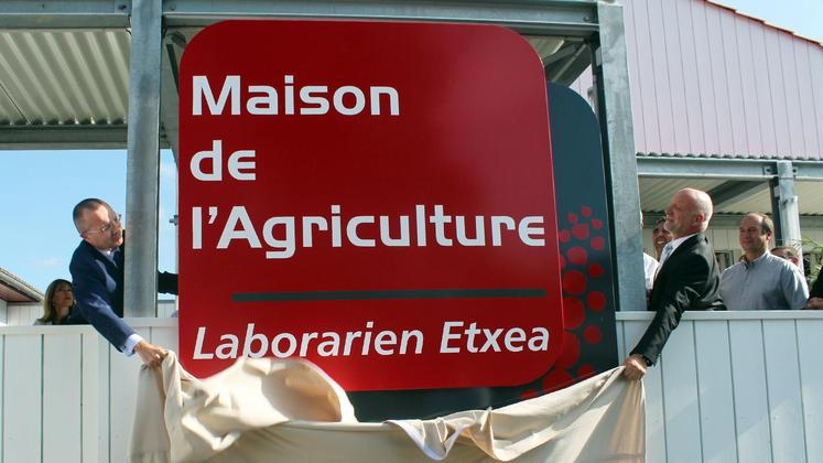 file-En ôtant ce voile, le préfet Pierre-André Durand et le président de la chambre d’agriculture Guy Estrade ont officiellement inauguré la maison de l’agriculture de Saint-Palais.
