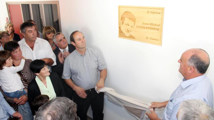 file-Sauveur Urrutiaguer et Patrick Etchégaray dévoilent la plaque de l’espace Jean-Michel Anxolabéhère, en hommage à l’ancien président décédé.