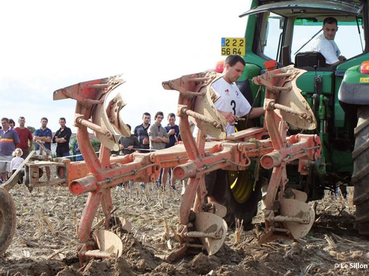 file-Sous les yeux d'un public attentif, Samuel Harispure et Vincent Depez tracent leurs sillons. Entre tradition et modernité, compétition et convivialité, le concours de labour reste ancré dans la culture du syndicat des Jeunes Agriculteurs.