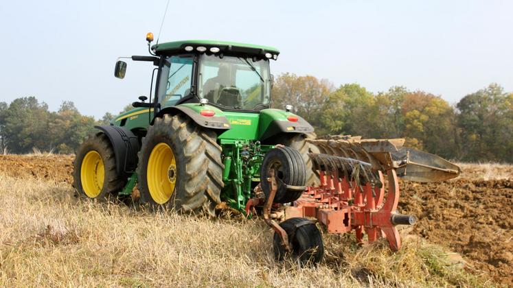 file-Après avoir effectué des réglages à la ferme tant au niveau du tracteur que de la charrue, il importe de réaliser d’autres réglages au champ, à commencer par la profondeur de travail.