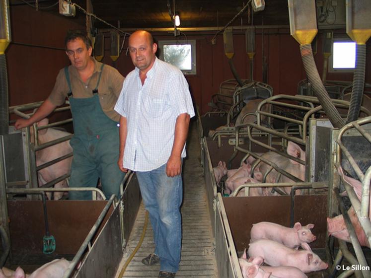 file-Pierre et Vincent Lafargue comprennent la nécessité de tenir compte du bien-être animal dans leur production, mais regrettent que les producteurs soient dans l'obligation d'assumer ces investissements lourds dans un contexte économique difficile