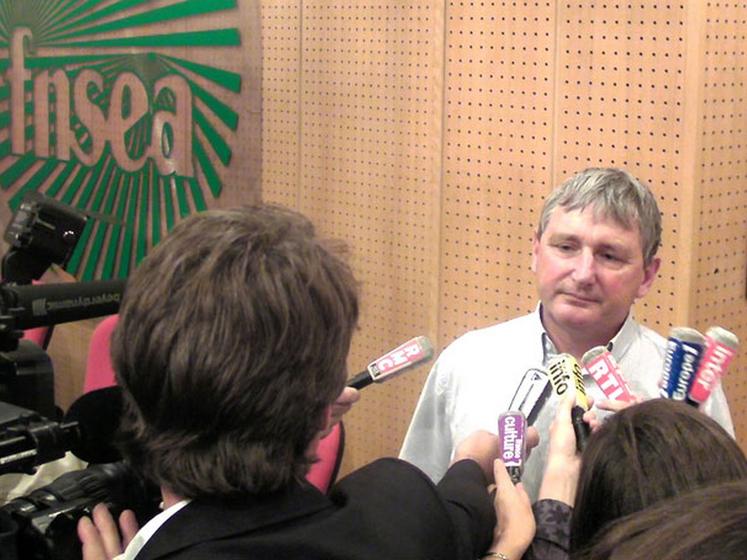 file-Mercredi 18 août, après des heures de négociations avec les industriels, Henri Brichart, président de la FNPL, annonce à  la presse que les producteurs de lait ont obtenu gain de cause. Â© Actuagri