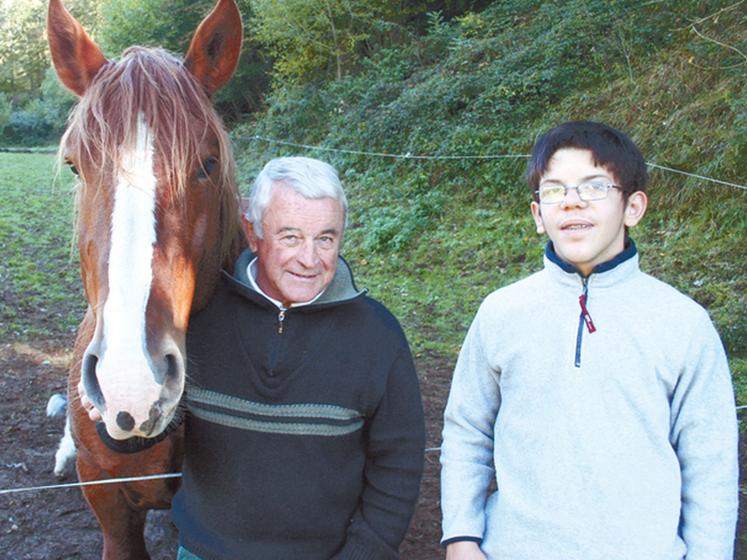 file-Le lait de jument est une histoire de famille chez les Balesta. Jacques, ici au côté de son fils Raphaël, croit fermement au potentiel économique de la race équine dans les montagnes béarnaises. Â© Ph. D / Le Sillon