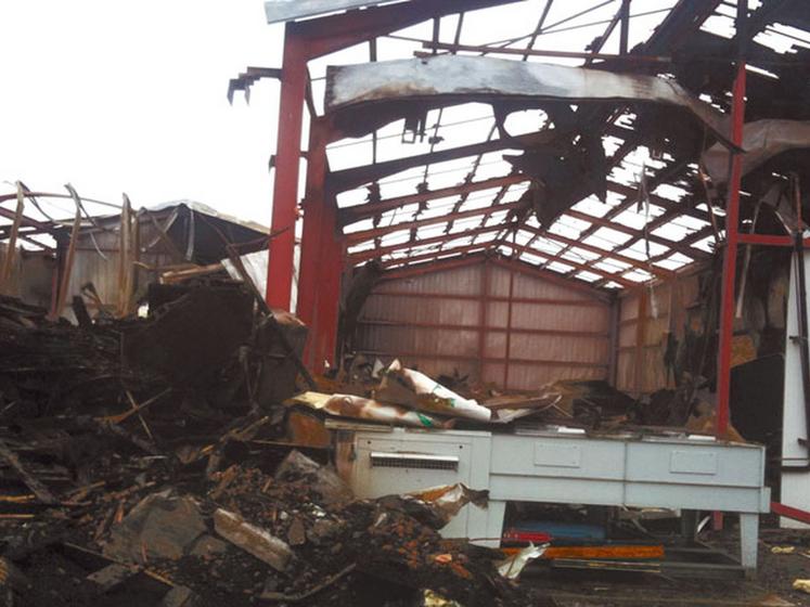 file-L'incendie a détruit en grande partie la station de la coopérative Landadour de Cauneille. Les pompiers n'ont pu circonscrire l'incendie que samedi 1er janvier en fin de matinée.