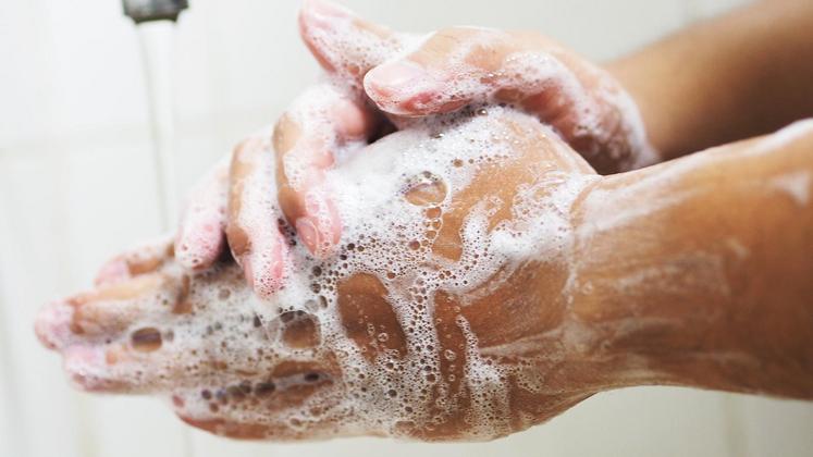file-Pour se protéger et protéger les autres, se laver les mains à l’eau et au savon et bien les essuyer avec un papier jetable ou utiliser la solution hydroalcoolique.