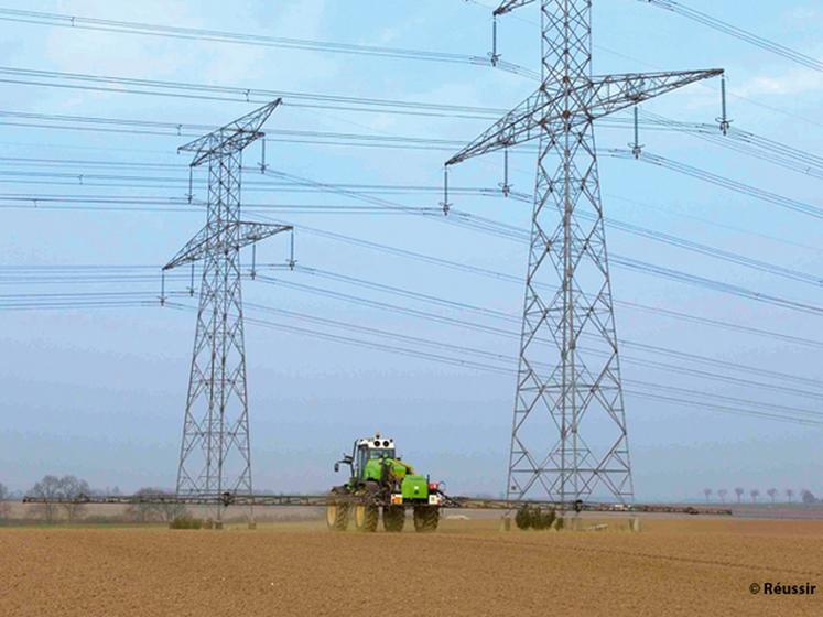 file-Pour la moisson ou les traitements phytosanitaires, mieux vaut se faire accompagner d'une personne chargée d'alerter le conducteur s'il s'approche trop près des lignes.