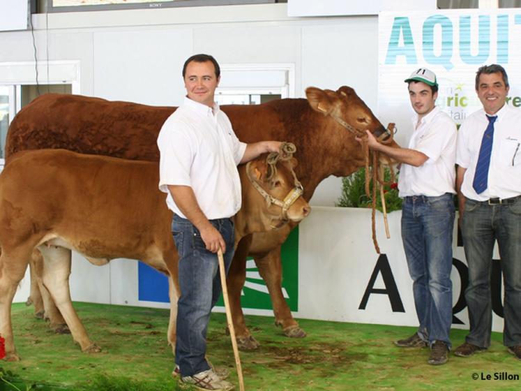 file-Jean-Luc Lafenêtre (à  droite) et son fils Jean-Baptiste ont obtenu le prix de championnat femelles adultes dans le cadre du concours interrégional d'Aquitanima, avec leur vache Charmeuse.