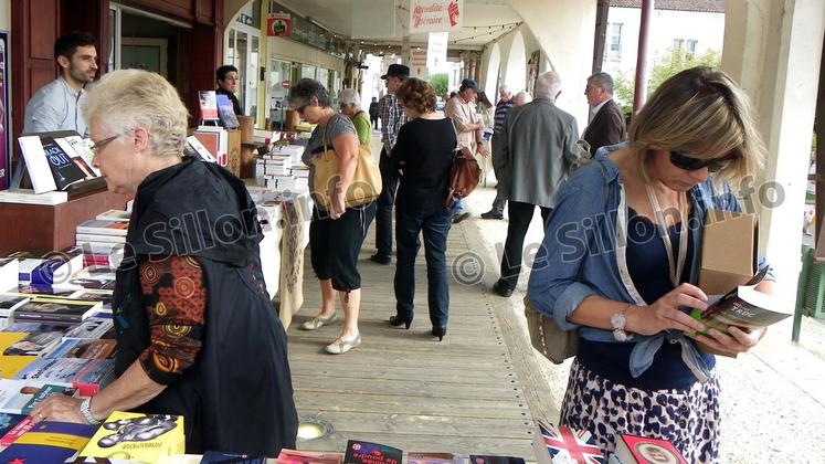 file-Geaune, petite bastide du Tursan est devenue en 20 ans une place forte d’un salon du livre populaire et à ciel ouvert, où se côtoient dans la qualité et la convivialité auteurs, lecteurs et éditeurs du grand Sud-Ouest.