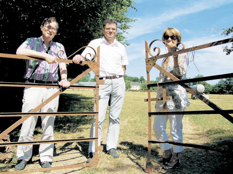 file-Philippe Madeline et Jean-Marc Moriceau, accompagnés par Colette Eude, la fille de Pierre Lebugle. L'historien et le géographe sont revenus plusieurs fois sur le lieu central de leur histoire : la ferme du Vieux Caillou Â© Réussir