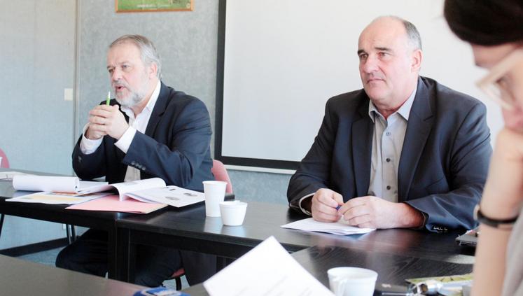 file-Le directeur général, Olivier Gémin, et le président de Lur Berri, Sauveur Urrutiaguer, ont expliqué que «le contexte agricole compliqué et les difficultés n’arrêteront pas le développement de notre groupe».