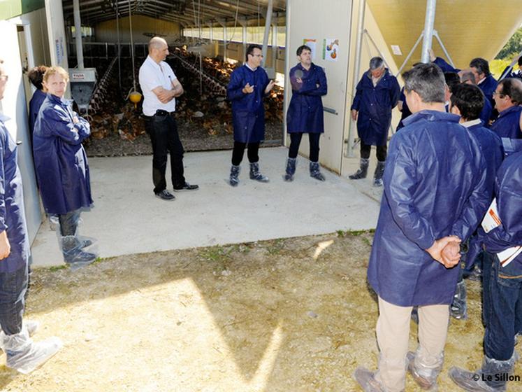 file-Chez Olivier Léglise, producteur de volailles à  Monségur, les visteurs ont pu découvrir quelques unes des innovations techniques qui équipent les nouveaux bàtiments avicoles. La distribution de l'alimentation peut notamment être automatisée. Â© Le S