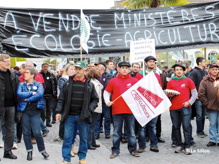 file-1.500 agriculteurs du bassin de l'Adour ont exprimé leur colère dans les rues de Pau.