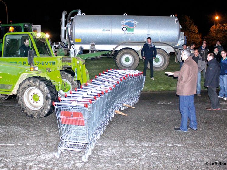 file-La mobilisation a débuté dès le jeudi soir 11 avril avec l'opération à  Lescar des JA 64. Les actions se sont poursuivie s le vendredi à  Orthez, Anglet et Mont-de-Marsan. Â© Le Sillon