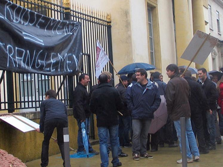 file-Les slogans « nouvelle PAC, ruine de la ferme landaise » et « verdissement = étranglement » ont été accrochés par la délégation JA/FDSEA 40 sur les grilles de la préfecture. Â© Le Sillon