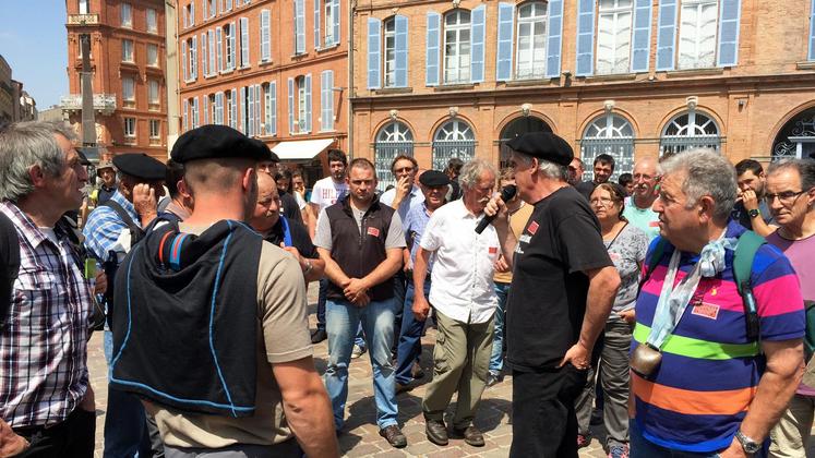 file-Le président de la commission montagne de la FDSEA des Pyrénées-Atlantiques, Sébastien Uthurriague (au micro), prévient que le syndicat se mobilisera contre la réintroduction de l’ours dans le massif.