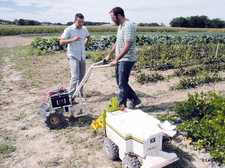 file-Les démonstrations de matériel, notamment le robot de désherbage électrique et le motoculteur à  assistance électrique ont suscité le grand intérêt de cette deuxième journée, consacrée aux techniques du maraîchage bio. Â© Le Sillon