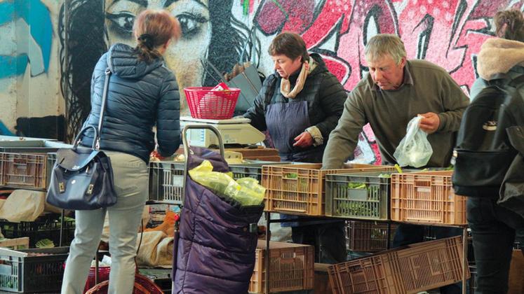 file-Peu de monde sur le marché d’Oloron-Sainte-Marie vendredi dernier. La commune désire toute de même maintenir ce rendez-vous hebdomadaire, tant pour les consommateurs que les producteurs.
