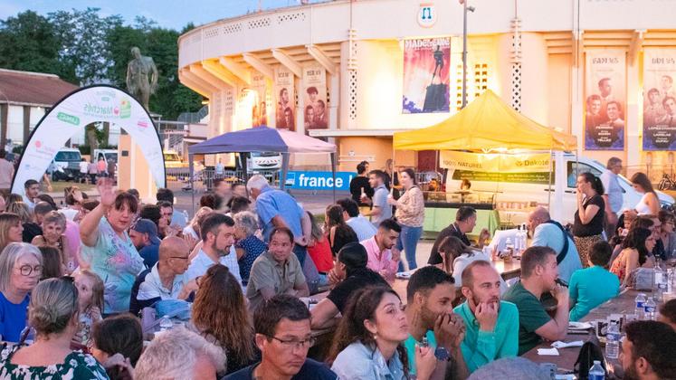 file-Le premier Marché de producteurs de pays de la saison s’est tenu devant les arènes du Plumaçon le 10 juin, avant une deuxième étape à Saint-Perdon vendredi dernier.