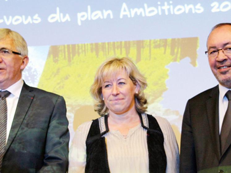 file-Pour la dernière assemblée générale du mandat de l'actuel conseil d'administration, la présidente Chantal Gonthier et le directeur général, Marc Héliès (à  droite), étaient accompagnés du président de la caisse centrale, Gérard Pelhàte.