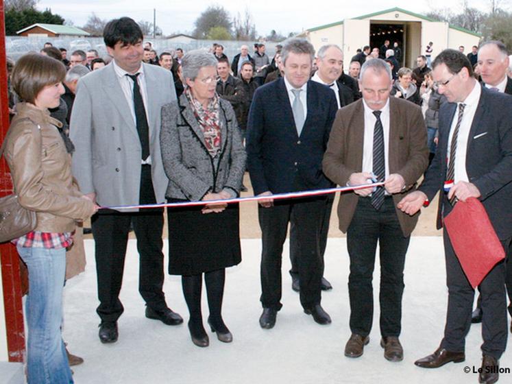 file-Se substituant au site de Pomarez devenu obsolète, la nouvelle station de recherche de Maisadour et de Sud-Ouest Aliment implantée à  deux pas de l'unité de l'INRA a été inaugurée par Dominique Graciet, président de la chambre d'agriculture