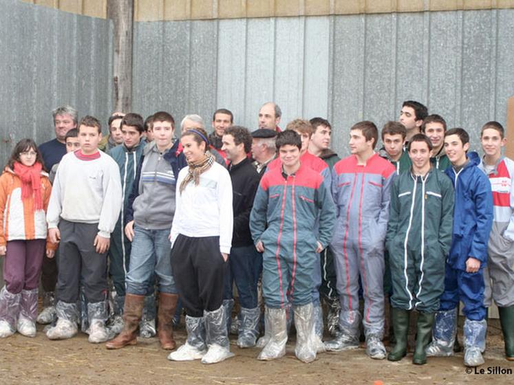 file-Les participants aux Ovinpiades jeunes bergers, leurs accompagnateurs et les membres du jury, composé de professionnels. Â© Le Sillon/F. B.