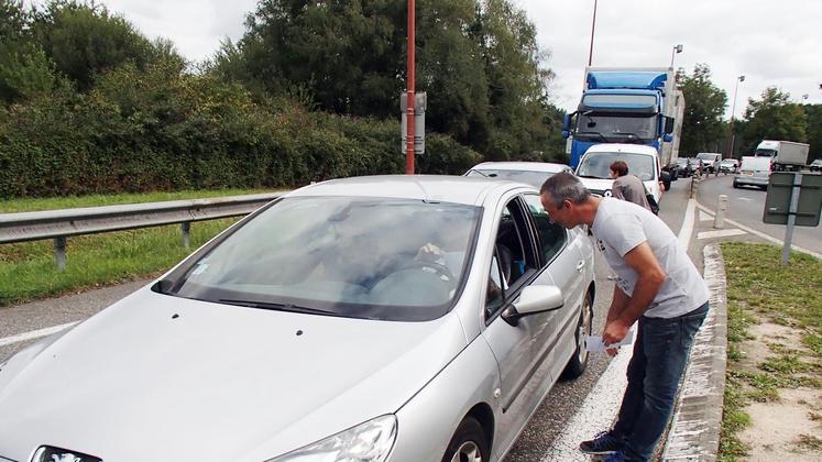 file-Mardi soir 6 juin, quelque 150 agriculteurs basques et béarnais — une centaine à Pau et une cinquantaine à Anglet — ont répondu à l’appel de la FDSEA et des JA des Pyrénées-Atlantiques et sont venus participer à l’édification d’un mur devant les entrées d