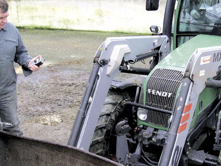file-Tous les constructeurs, ainsi que d'autres fournisseurs, proposent des systèmes basés sur une même technologie. Il s'agit de mesurer la pression de l'huile dans les vérins de levée du chargeur. © Réussir
