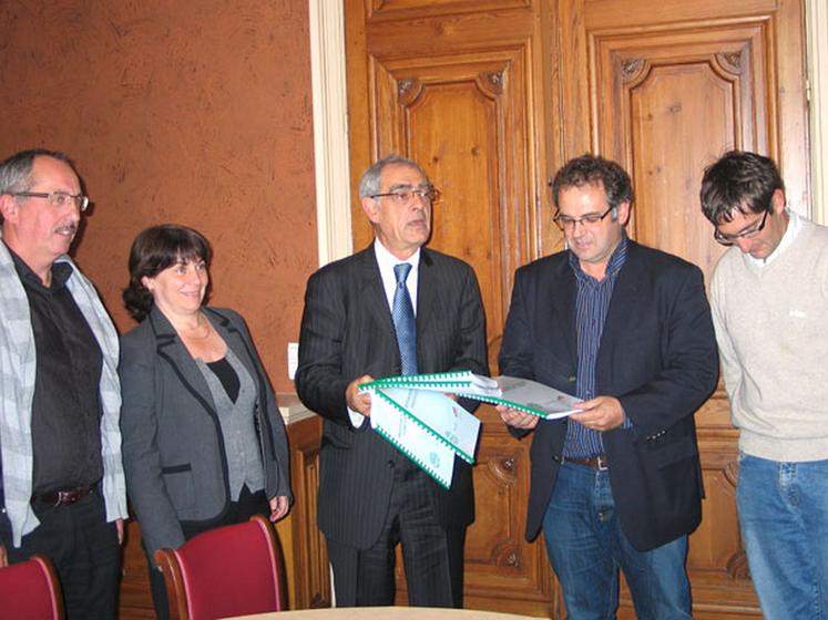 file-Jean-Luc Capes, président de la FDSEA, accompagné de J.-M.Â Benquet et de N.Â Gémain respectivement secrétaire général de la FDSEA et des JA, a remis les 2 000 signatures à  Henri Emmanuelli, accompagné d'Isabelle Cailleton, qui organisera prochainem