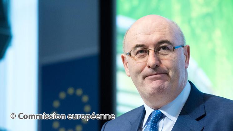 file-Phil Hogan: «Partout où je vais, j’entends des critiques à propos de la charge administrative à laquelle font face les agriculteurs et la pression qui y est associée pour veiller à ce que toutes les exigences soient pleinement respectées».