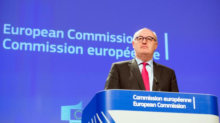 file-Le commissaire européen à l’agriculture, Phil Hogan, a tenté de justifier la position de Bruxelles. «Nous ne pouvions pas avancer dans les négociations sans une offre crédible», a-t-il notamment affirmé.