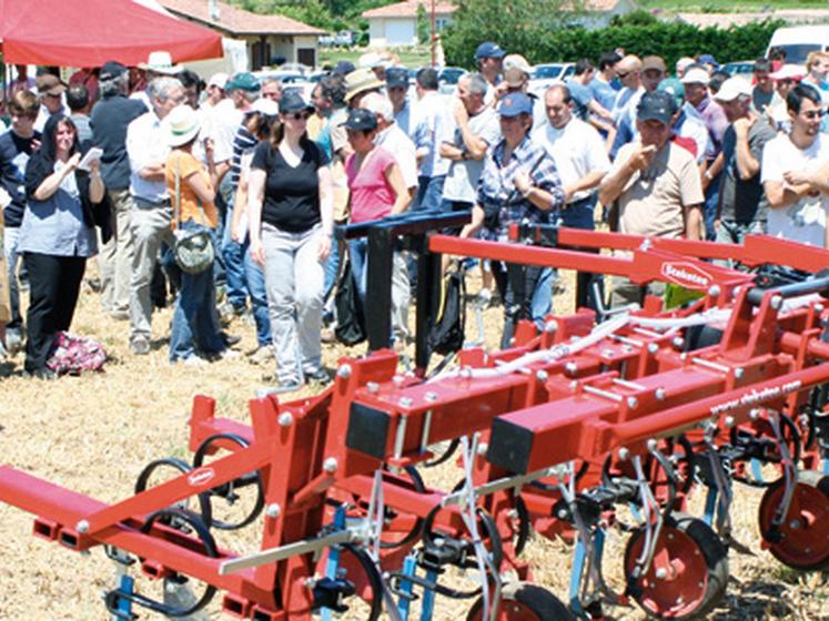 file-Sous un soleil généreux, les nombreux participants à  la journée organisée par la chambre d'agriculture des Landes ont pu découvrir des matériels innovants de désherbage du mais. Une opération toujours très courue.