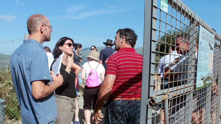 file-Jean-Pierre Goïty, vice-président de la chambre d’agriculture (à droite), a expliqué à la sous-préfète de Bayonne, Catherine Séguin, la position de la profession agricole: «Si les placettes ne marchent pas, alors nous demanderons une régulation».