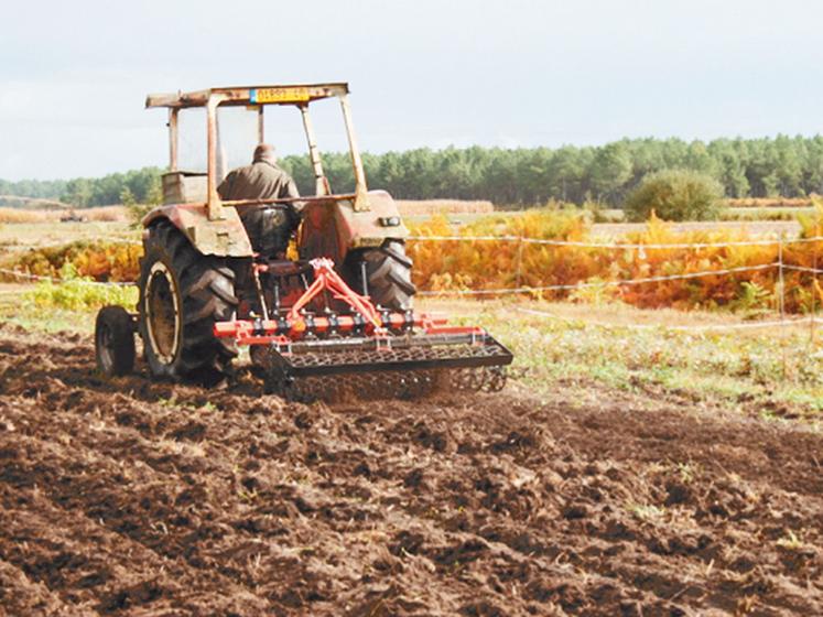 file-La décision de rénover une prairie repose sur l'évaluation de son niveau de dégradation. Le diagnostic, réalisé à  partir de la qualité floristique, permettra de mettre en place la solution la mieux adaptée Â© Chambre d'Agriculture 40