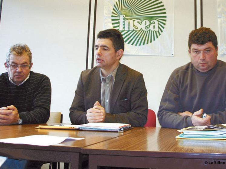 file-Pour ces deux points-presse, le président Biès-Péré était entouré de plusieurs responsables du bureau : notamment Pierre Menet et Michel Casabonne (à  Pau, photo du haut) Patrick Etchegaray et Alain Cornu (à  Saint-Palais, photo du bas) Â© G.M / Le Sillon