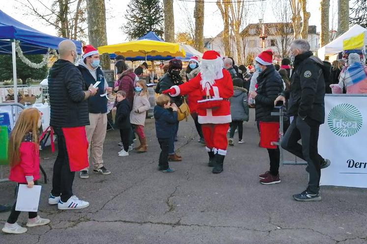 Malgré les restrictions sanitaires en 2021 plus de 1.000 visiteurs sont allés à la rencontre des producteurs fermiers présents au Marché de Noël d'Oloron-Sainte-Marie. 