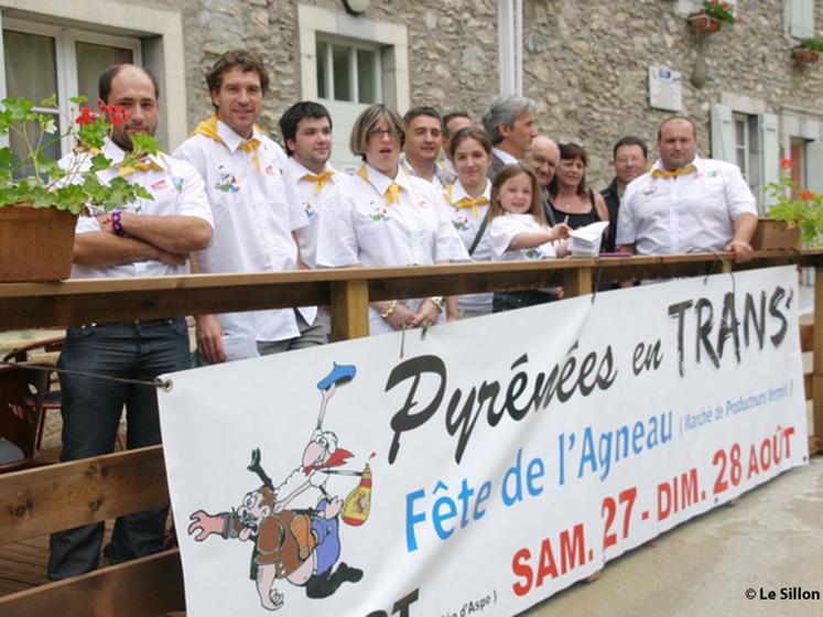 file-Entre le nouveau secrétaire général des JA basco-béarnais, Jean-Marc Couturejuzon (à  gauche) et le président départemental André Coig (à  droite), photo de famille des organisateurs et des partenaires de « Pyrénées en Tran's ».