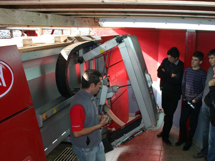 file-Après bientôt un an d'utilisation, les associés du GAEC du Petit Luz à  Pardies-Piétat (Pyrénées-Atlantiques) ne regrettent aucunement leur investissement dans le robot de traite Astranaut A3Next de Lely. Â® F.B/Le Sillon