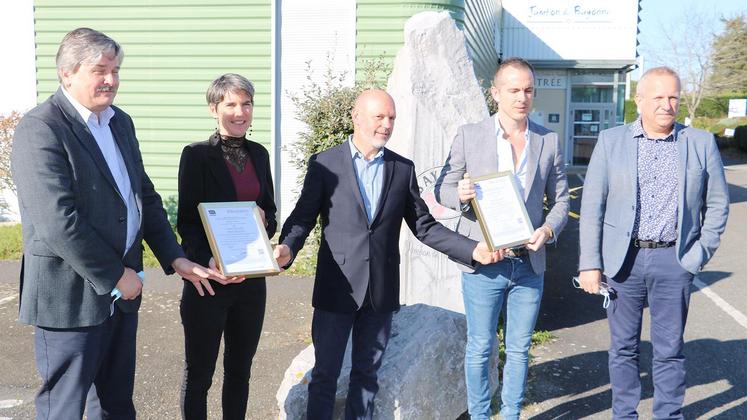 file-Le duo de président et vice-président du Consortium du Jambon de Bayonne, Pierre Harambat et Pierre Moureu, ont remis le diplôme RSE aux dirigeants des Salaisons de l’Adour et de Sandres-Euralis.