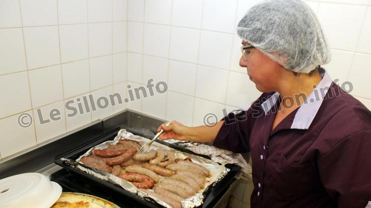 file-Les cinquante têtes blondes de l’école maternelle de Larrivière Saint-Savin se sont régalées avec un repas composé en grande partie de produits venus directement d’exploitations agricoles landaises.