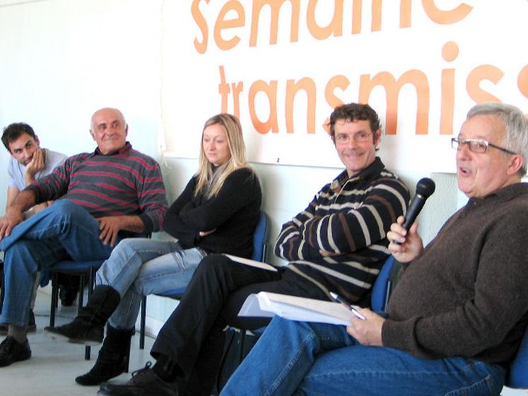 file-Jacques Abadie (au micro) recommande d'anticiper la transmission, au moins dès 55 ans, de dialoguer avec la famille et les pairs pour conforter son choix et enfin d'être prêt à  accepter un projet différent du sien. Â© Le Sillon