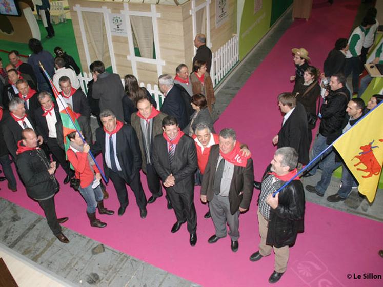 file-La délégation des Pyrénées-Atlantiques, conduite par Jean-Michel Anxolabéhère, président de la chambre d'agriculture, et Bernard Dupont, président de la commission agricole du conseil général, a arpenté les allées du SIA pour promouvoir le travail de