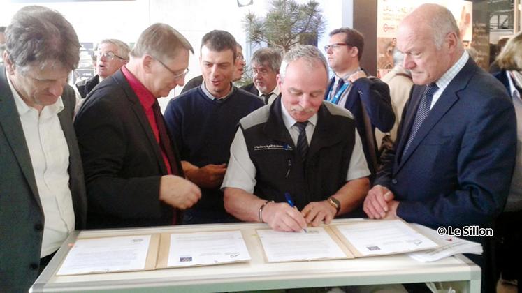 file-Cette convention a été signée par le président Dominique Graciet de la chambre régionale d’agriculture et son homologue de l’ADAAQ Thomas Mollet, en présence des présidents des conseils régionaux Aquitaine, Limousin et Poitou-Charentes.