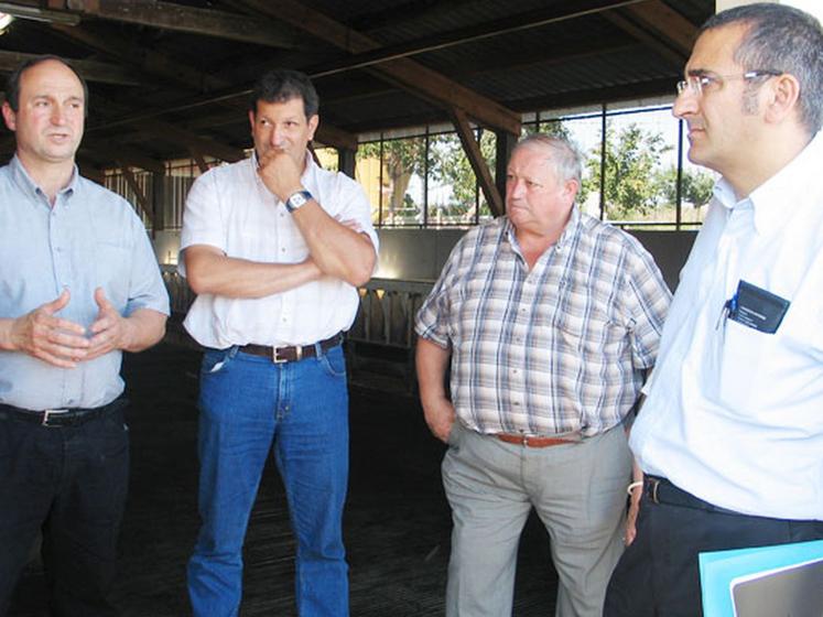 file-Cette journée a permis au sous-préfet de Bayonne (à droite) de toucher du doigt la réalité de l'agriculture du Pays basque, faite de contraintes mais également d'atouts qu'il faut valoriser aujourd'hui pour maintenir cette dynamique.