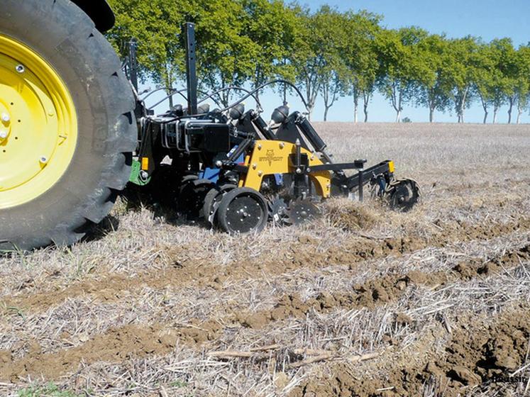 file-Le strip-tiller est un outil combinant disques et dents et ne travaillant qu'une faible bande de terre, en amont d'un semis d'une culture à fort écartement entre rangs. © Réussir